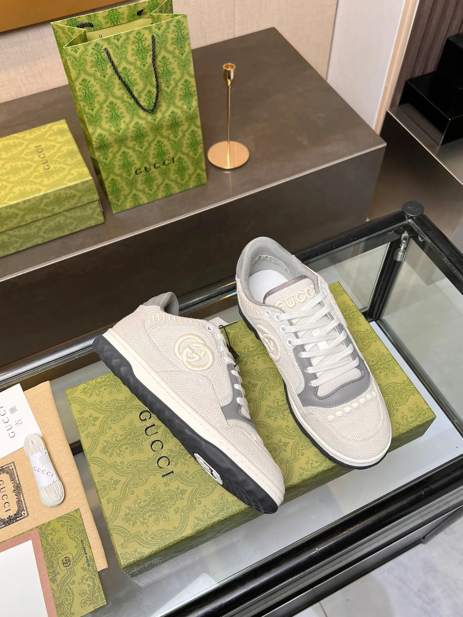 👟👟Ex-factory price 520👟👟 Top version, full styling effect, instant sales of the common practice of soft treading in the market, 💣💣💣Gucci2023 early spring Gucci G home latest hot style MAC80 sports shoes couple style casual retro distressed dirty shoes small dirty shoes small white shoes🌸🌸🌸 original purchase and development Production Gucci MAC80 new hot-selling series. The exquisite and compact interlocking double G logo romantically interprets the aesthetic concept of this series. Made of off-white leather, ▪️Material: original customized imported first-layer cowhide ▪️Inner lining: original customized imported breathable mesh ▪️Outsole: original molded two-color TPU outsole ▪️Sole thickness: 3CM ▪️Size: women's 35-40 / men's 39-45